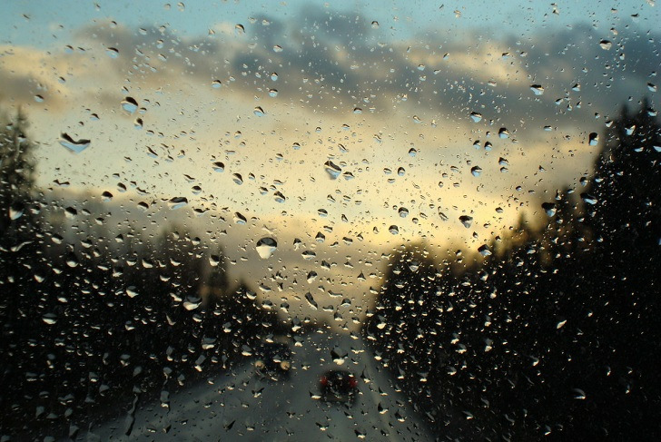 а на районе идет дождь. дождь ненастоящий дождь. лето холод дождь. что одеть в дождь в 18 градусов. дождливый сентябрь.