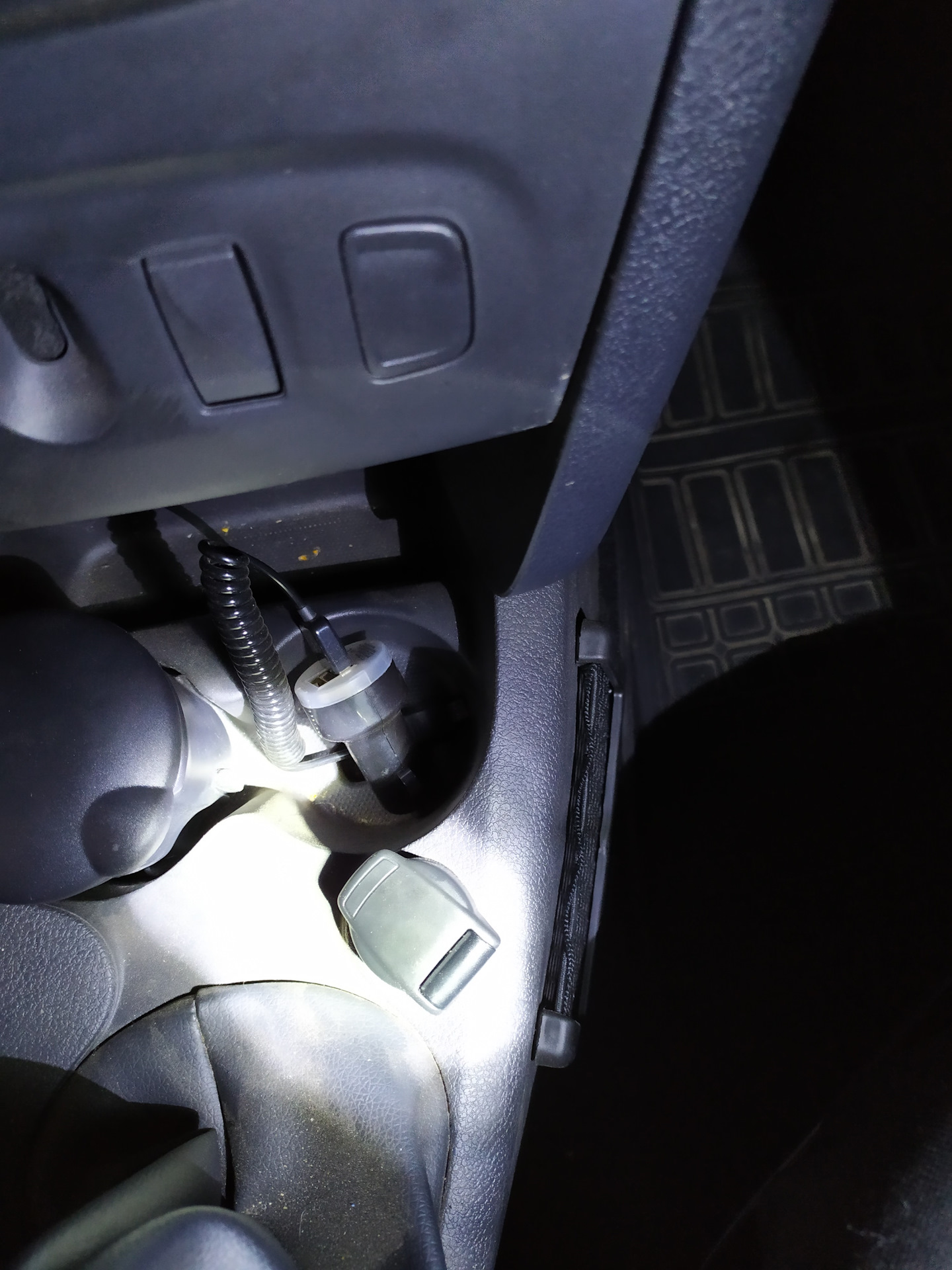Розетка вместо прикуривателя — Renault Logan (2G), 1,6 л, 2015 года ...