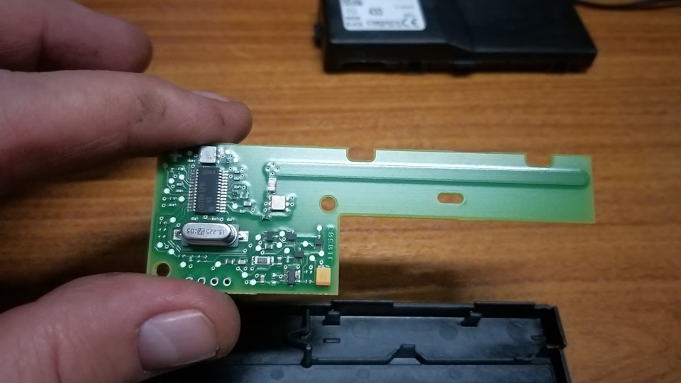 достаем из корпуса расщелкнув его — Cadillac SRX (2G)