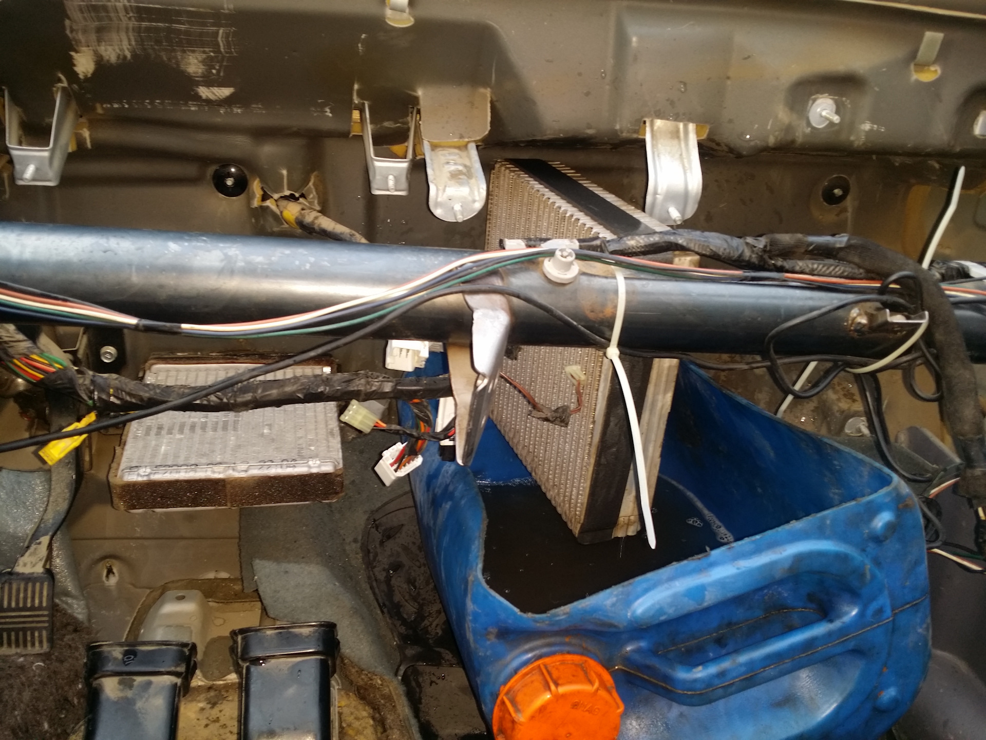 Как сделать обдув печки. Корпус печки ваз 2107. Отопитель ваз 2107. Фиксатор заслонки печки ваз 2107. Как сделать обдув печки.