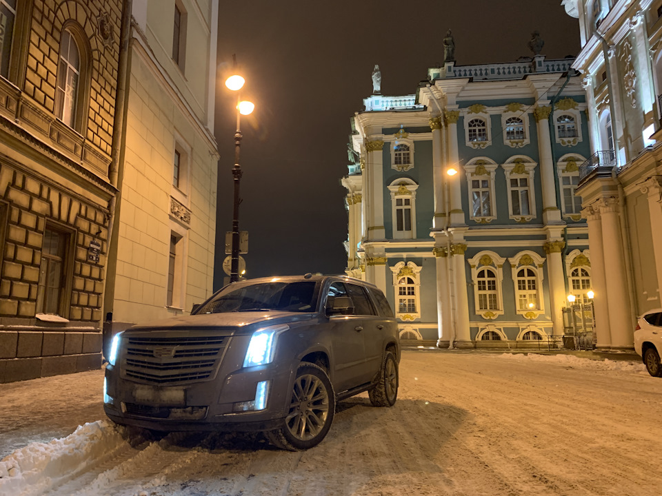 Эскалейд у Зимнего Дворца. — Cadillac Escalade (4G)