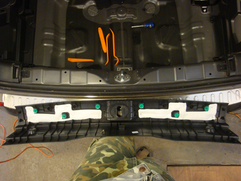 Порог крепится на 6 клипс и по левому-правому краям защёлки. — Hyundai Tucson (TL)