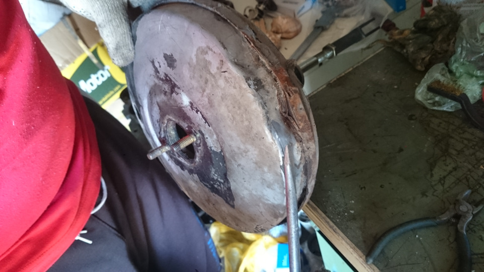 Разборка вакуумного усилителя тормозов — Audi 100 Avant (C3), 1,8 л ...