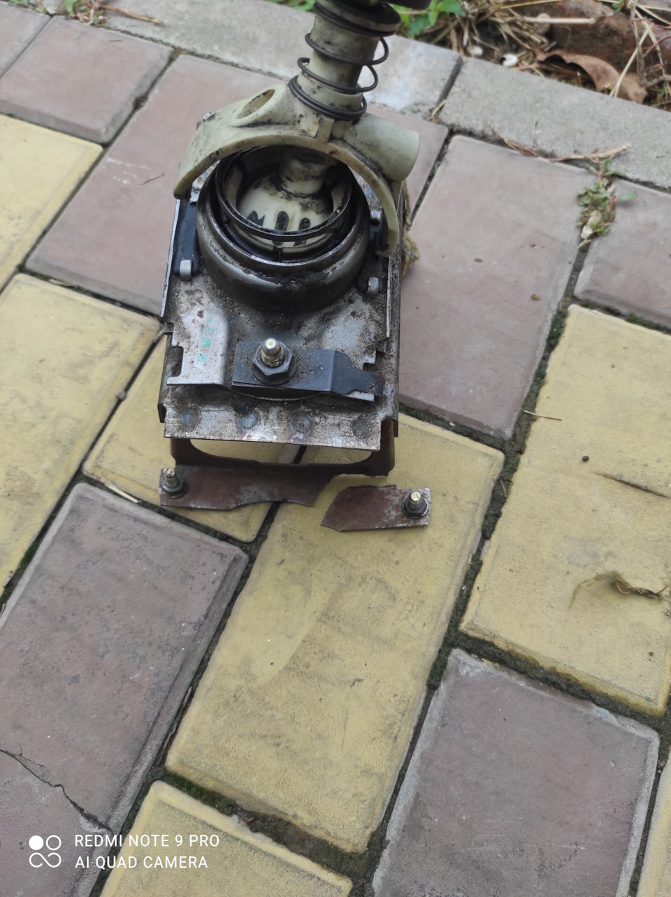 Имеем лопнутый кронштейн, порванный демпфер, болтающийся шар. — Audi 100 (C3)