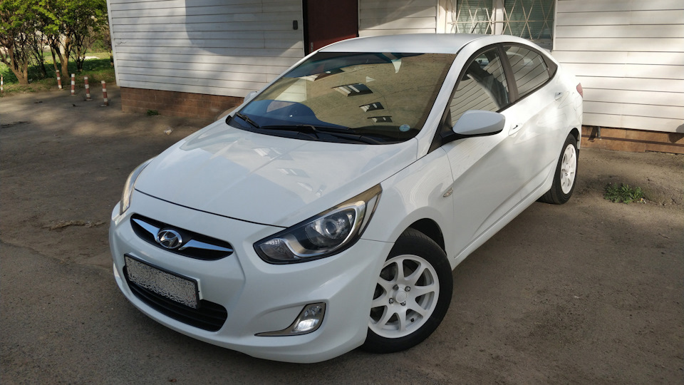 Бак солярис 2013. Hyundai Accent 2014 года. Солярис Новосибирск. Аренда авто Солярис. Клнт Солярис Новосибирск.