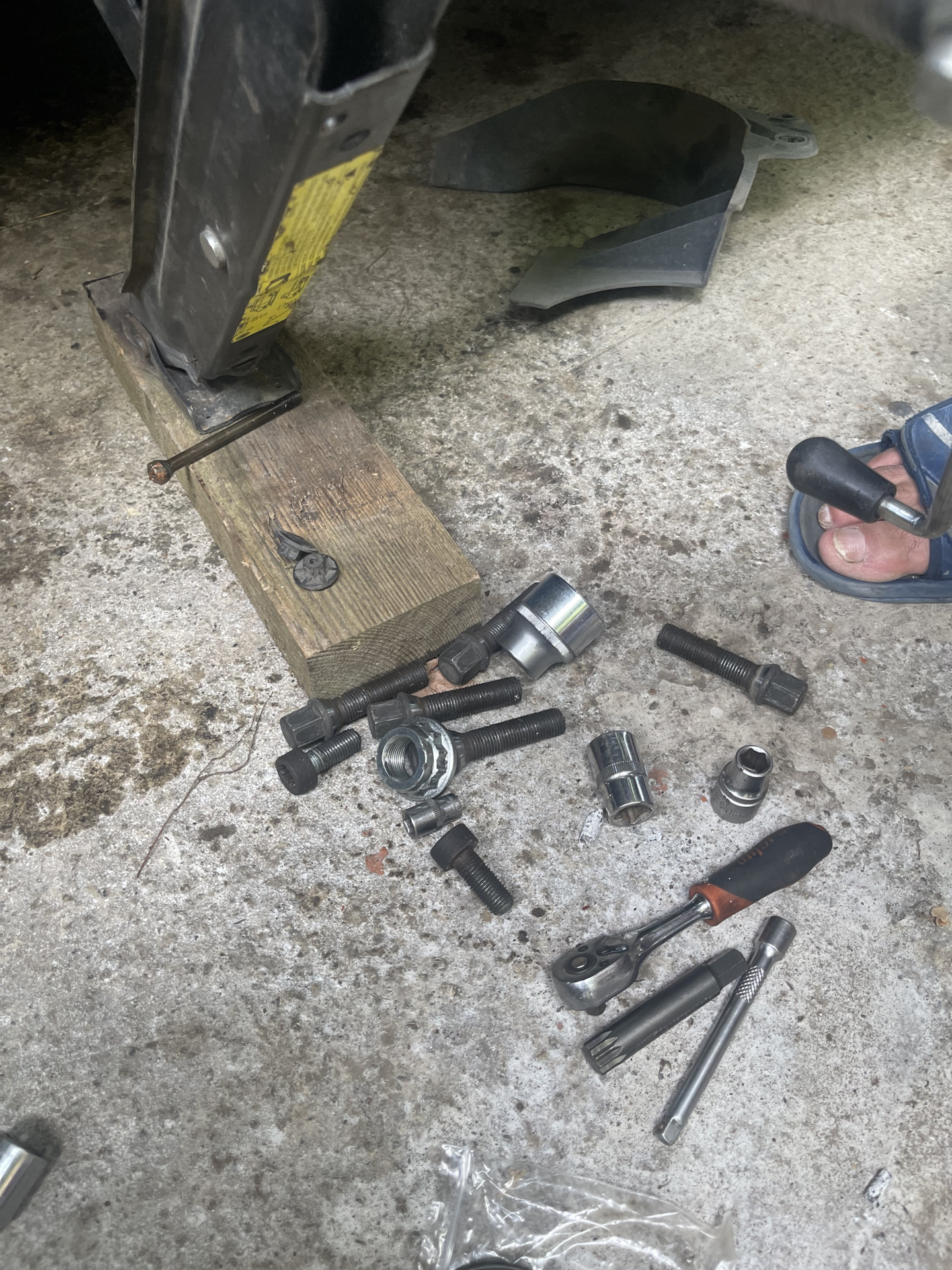 Замена поросенка левого. — Volkswagen Caravelle (T5), 2,5 л, 2006 года ...