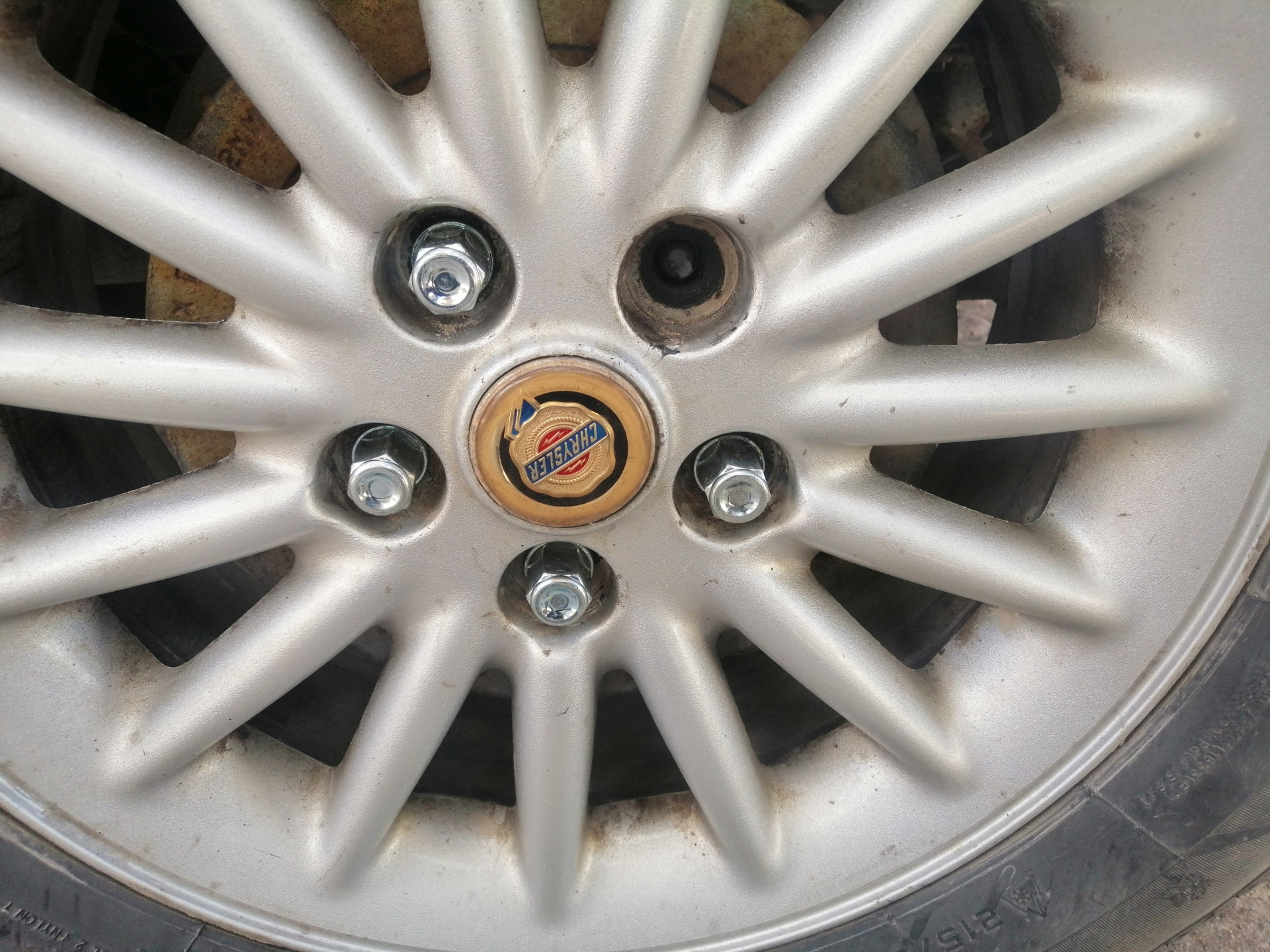 Поломка шпильки заднего колеса, замена гаек — Chrysler Town and Country ...