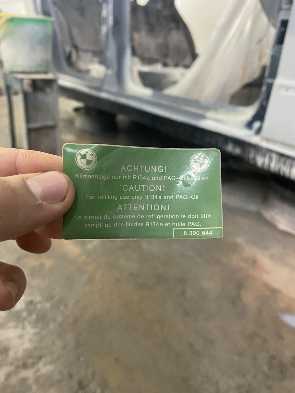 Какой фреон заправлять!Ответ в наклейках на телевизоре! — BMW 5 series ...