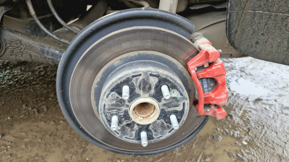 В прошлом году я этот момент упустил и диски немного прилипли — Belgee X50