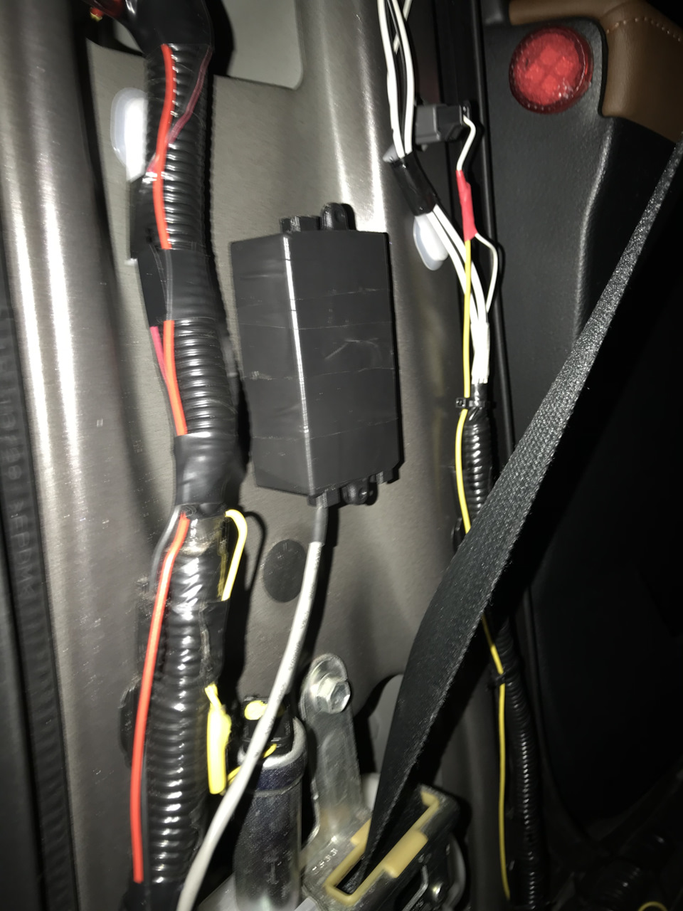 Плавное включение и затухание подсветки сидений для задних пассажиров ...