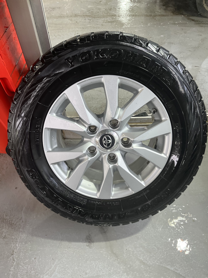 Шины зимние нешипованные Yokohama 285/60 R18, литые диски TOYOTA 8Jx18 ...