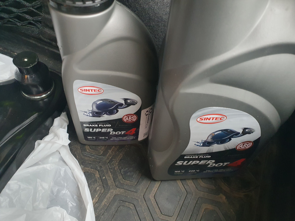 Замена левого рычага(в сборе), тормозная жидкость + задние колодки ...