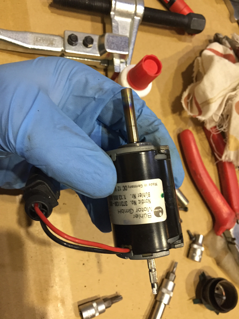 Втулку снимал в тисках калеными китайскими болтиками М4x40 (погнул 3 шт., но в итоге снял перед этим подогрев втулку горелкой). — Volvo XC90 (1G)