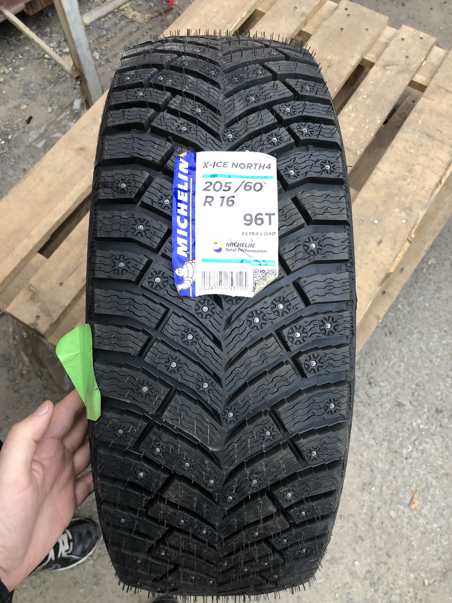 Мишлен ice north 4 r16. Michelin x-Ice North 4. Michelin x Ice North 4 215 55 r16. Michelin x-Ice North 4 215/65 r16. Зимняя резина Michelin x-Ice North 4.