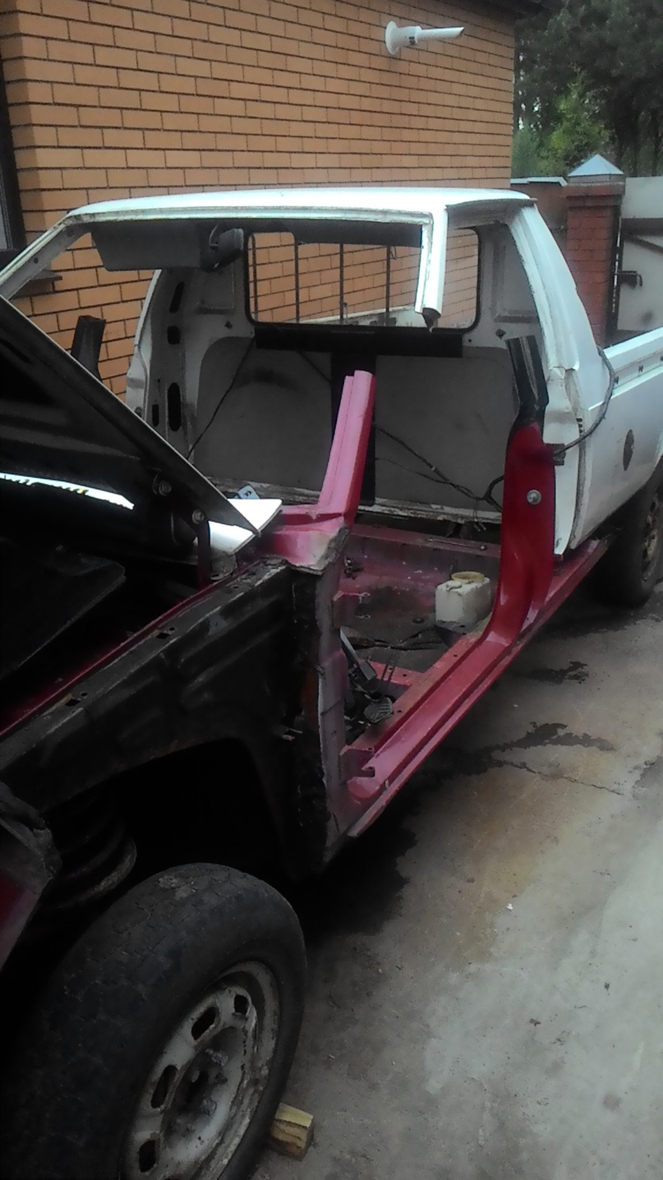 Кузов донор. Tlc 80 передний мост. Много машин во дворе. Задняя панель кузова газ 24. Кузов донор.