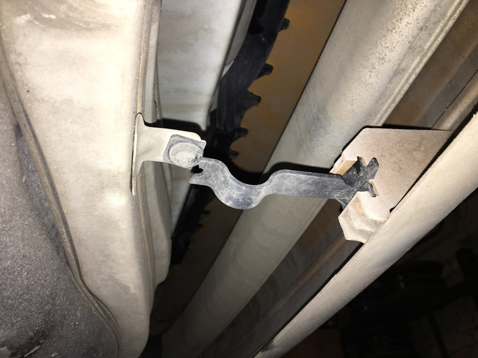Крепление заднего бампера сзади слева, заказал новое, как оно сломалось не пойму, скорее всего до меня было — Mercedes-Benz E-Class (W211)