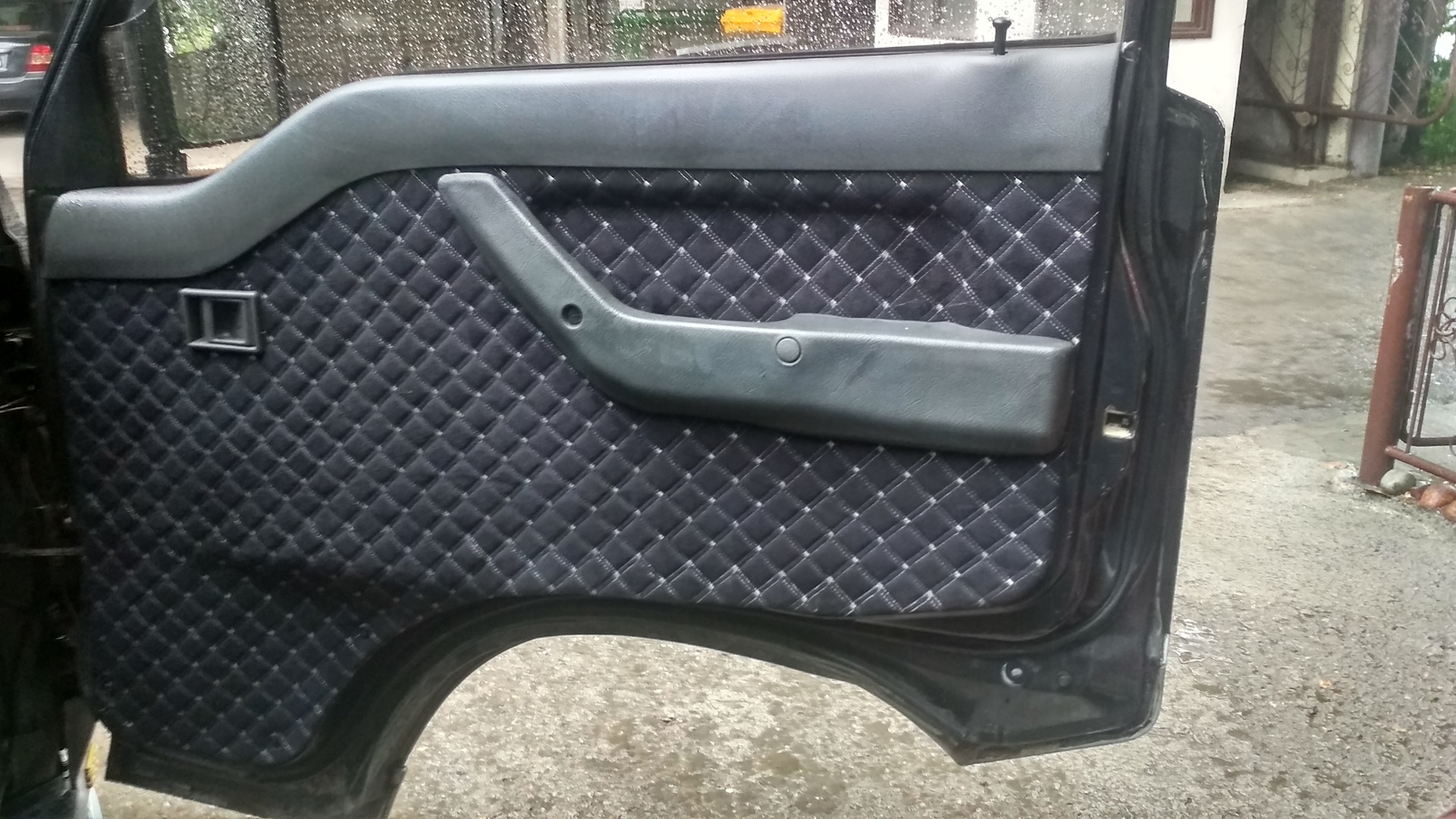 обшивка двери галант 8 американец. перешивка подлокотника дивана. обивка подлокотника дивана. обшивка поменять. замена обшивки авто.