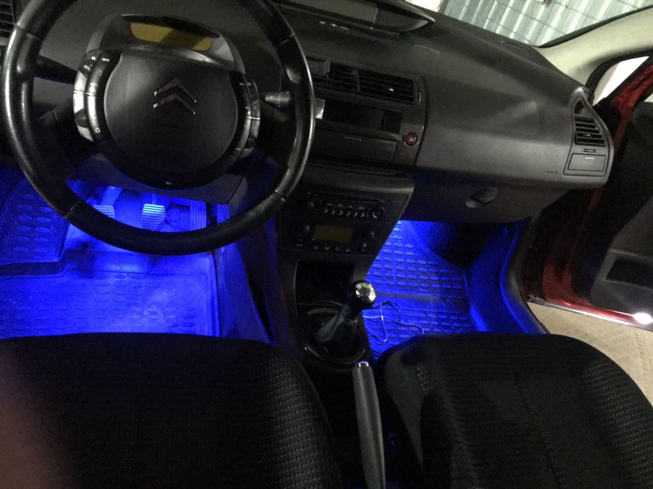Подствека ног водителя и пассажира, установка ленты LED — Citroen C4 ...
