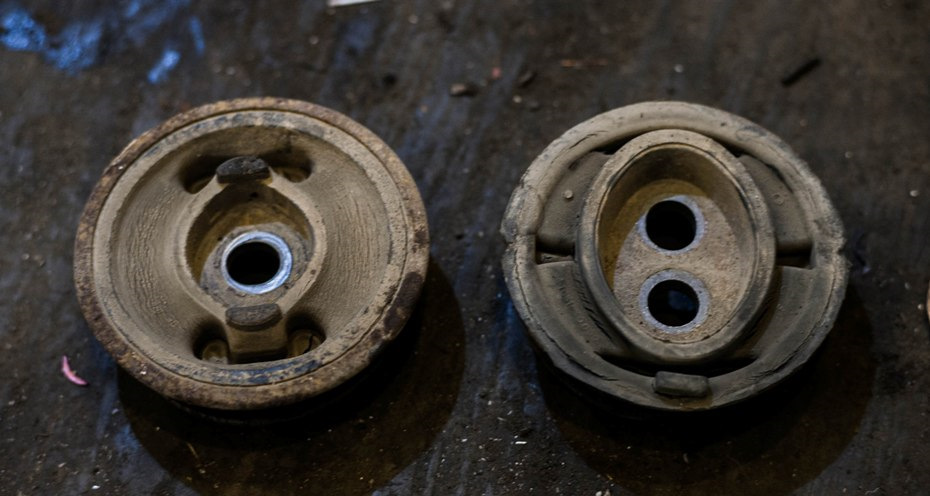 Сайлентблоки в подрамнике тоже поддались замене. Те, что стояли пришли в негодность, и даже уже на 3s-ge при резком старте машина подпрыгивала. — Toyota Altezza