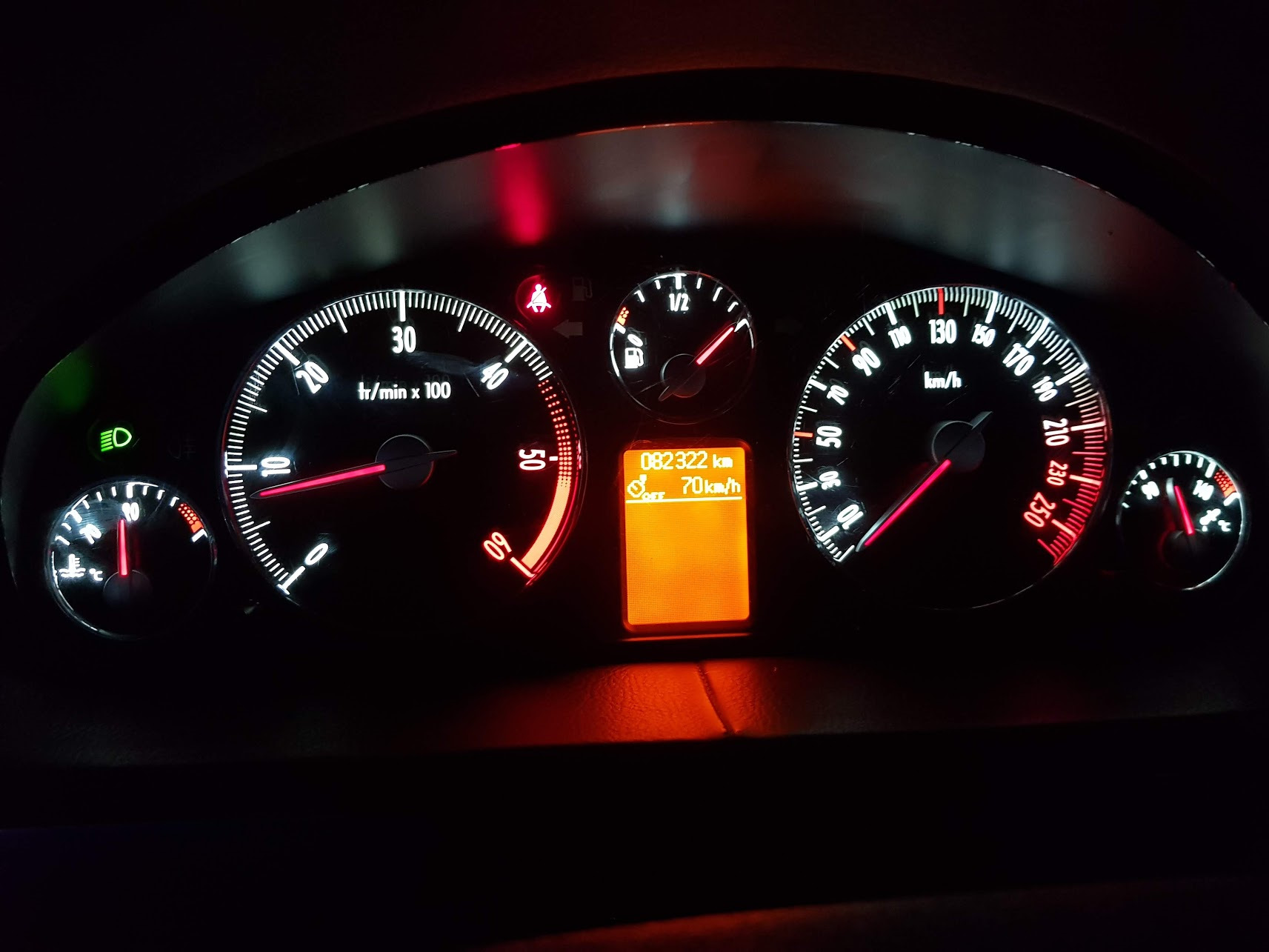 Приборная панель peugeot. Пежо 407 купе приборка. Пежо 2008 панель приборов. Peugeot 407 светодиодные шкалы. Ошибки на панели приборов Пежо 308.
