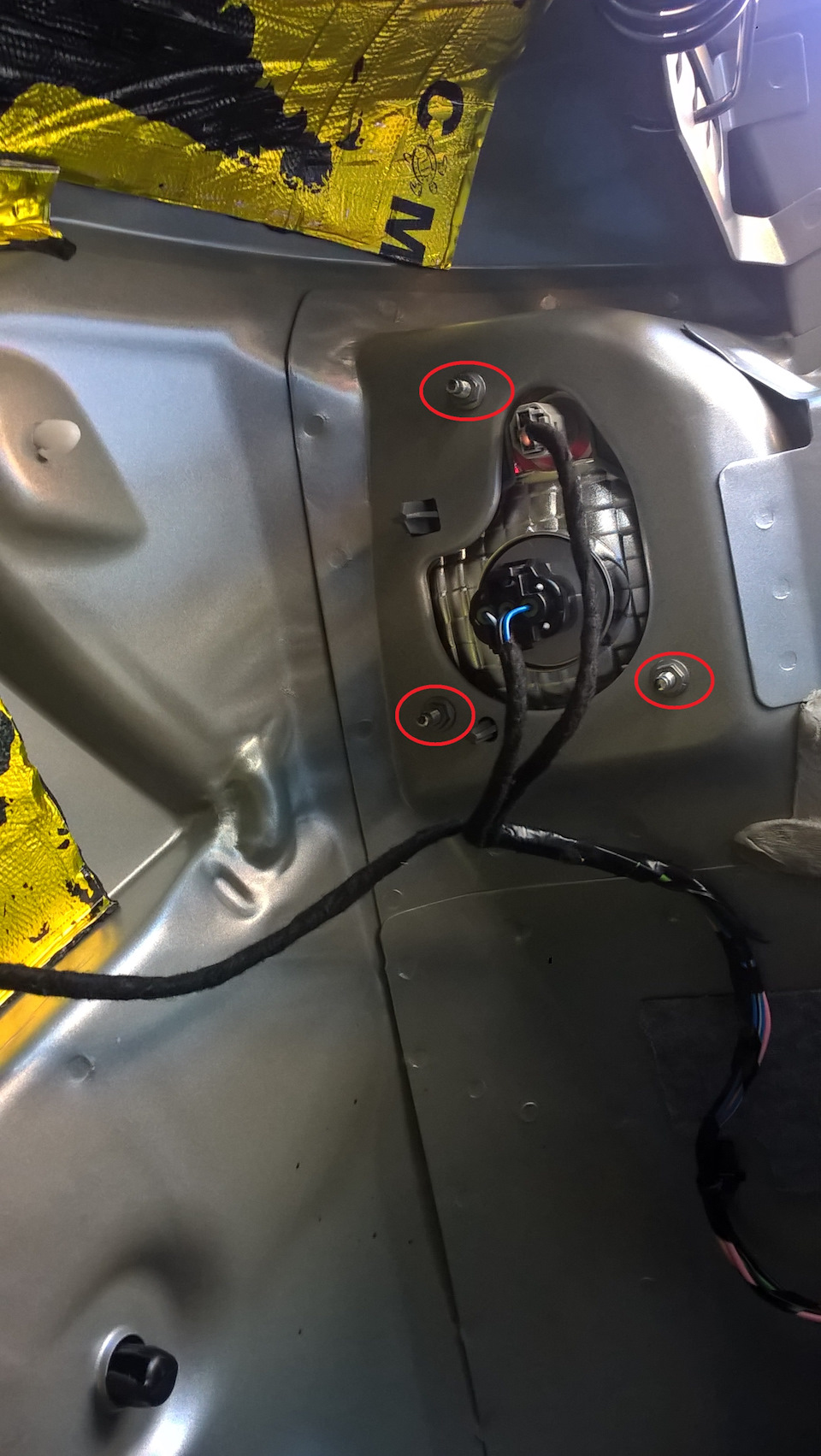 Затем откручиваем 3 гайки на 8. Тянем на себя фонарь и снимаем его. (соответственно снимаем оба фонаря). — Lada Vesta (1G)