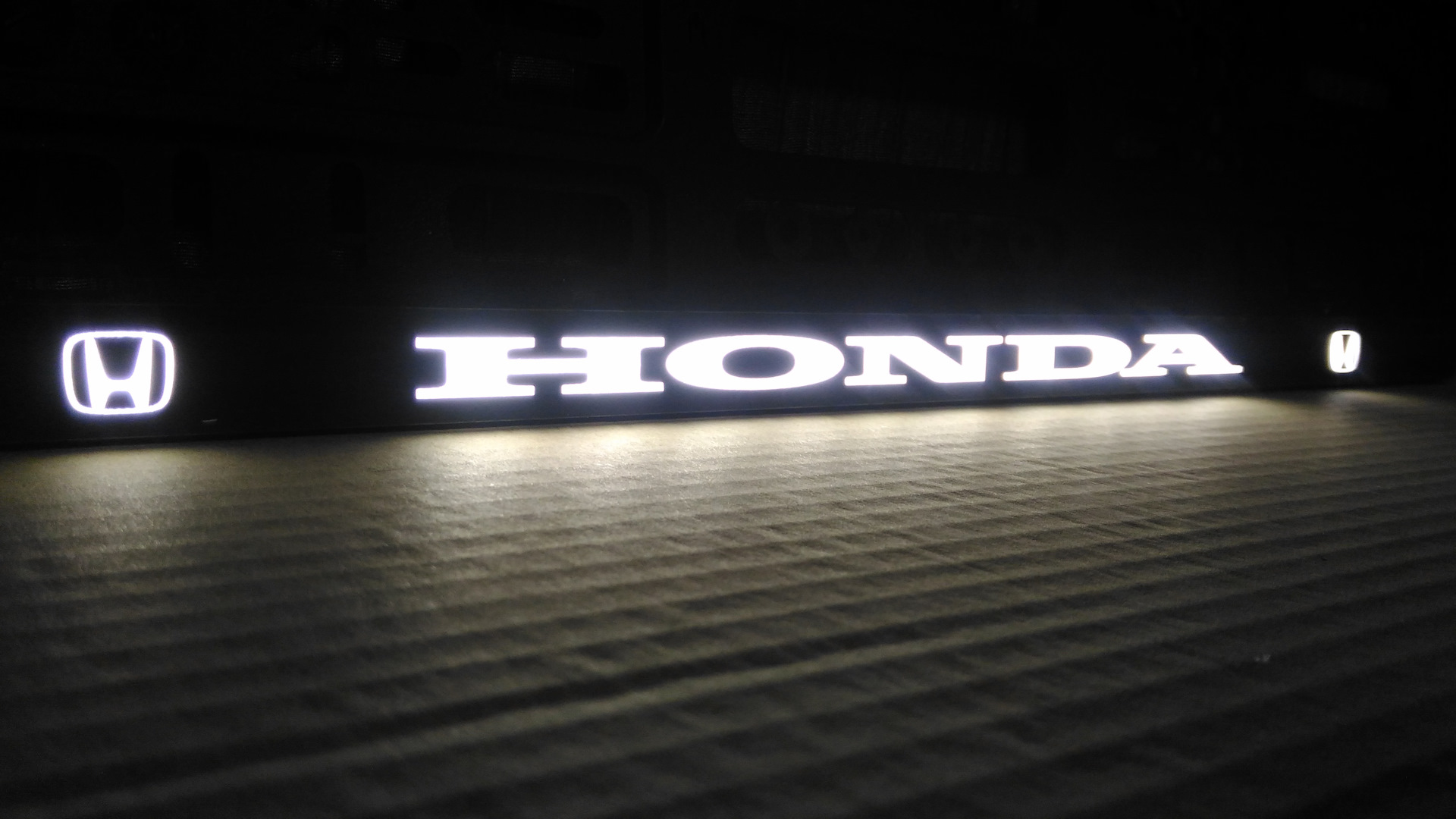 Рамка для автомобиля с подсветкой. Рамка номерного знака с надписью Хонда с подсветкой. Номерная рамка с подсветкой для автомобиля Хонда. Led рамка номера с подсветкой Opel. Номерная рамка 2114 с подсветкой.