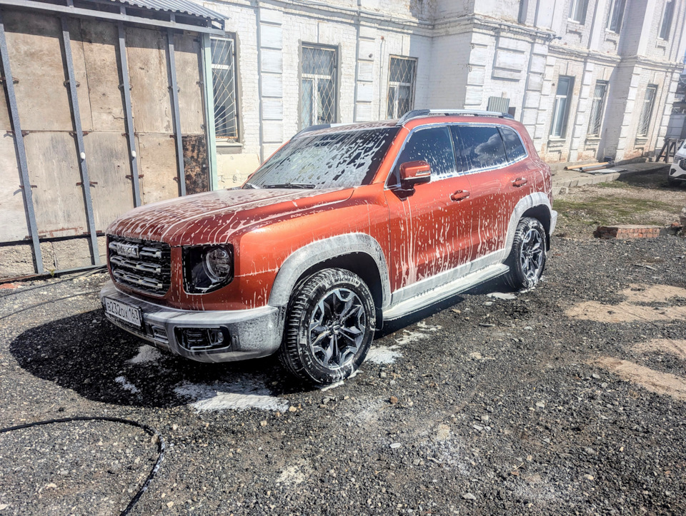 TerraKot с нанесенной пеной шампуня при второй фазе мойки — Haval Dargo