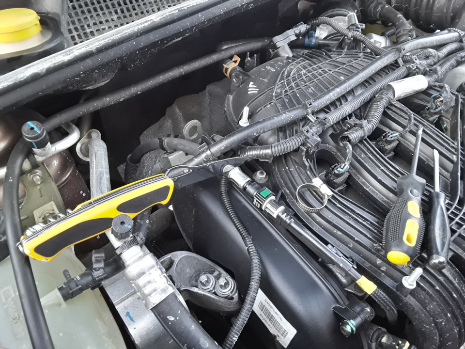 Режем тут. — Lada XRAY