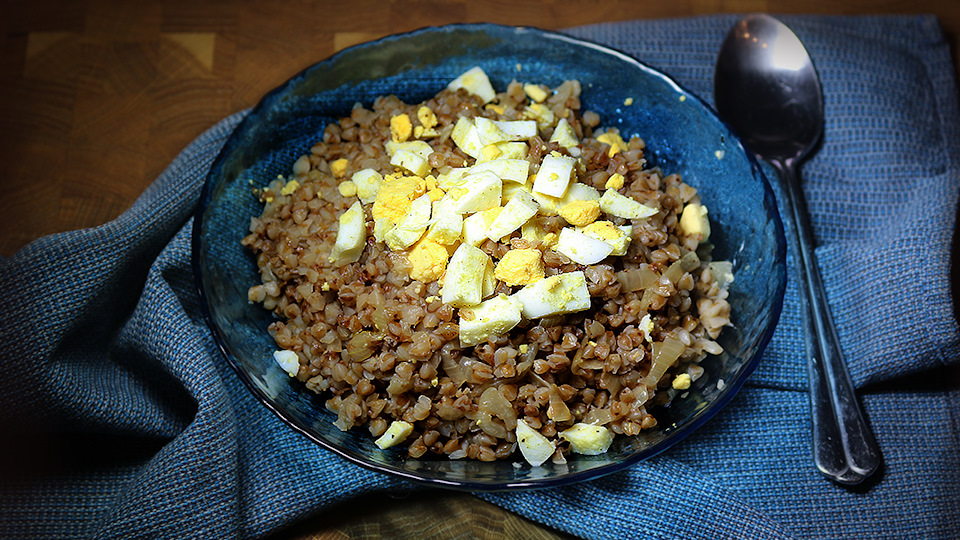 гречневая каша с яйцом в сковороде