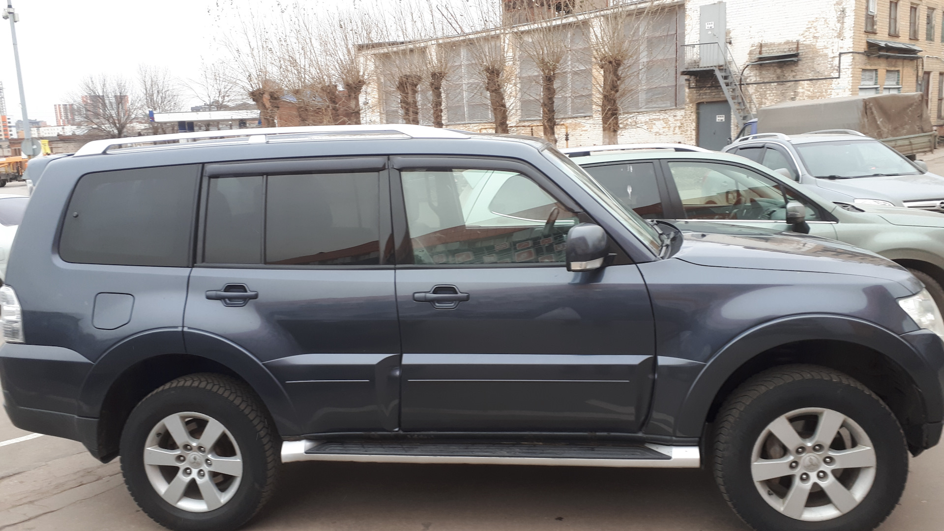 Mitsubishi pajero 4 3.2 дизель. Паджеро 4 на серых дисках.