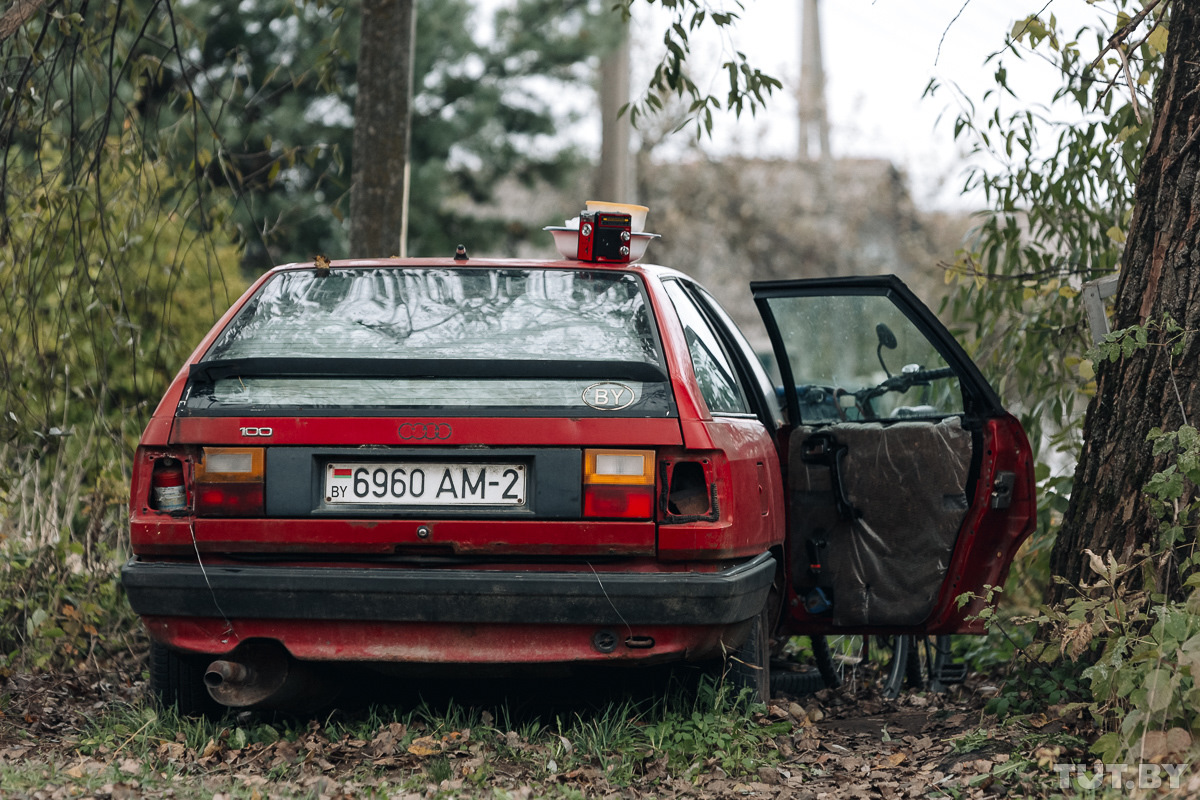 Переживал и морозы в 27 градусов». В Витебске в старенькой Audi 100 уже  восемь лет живет пожилой мужчина — DRIVE2