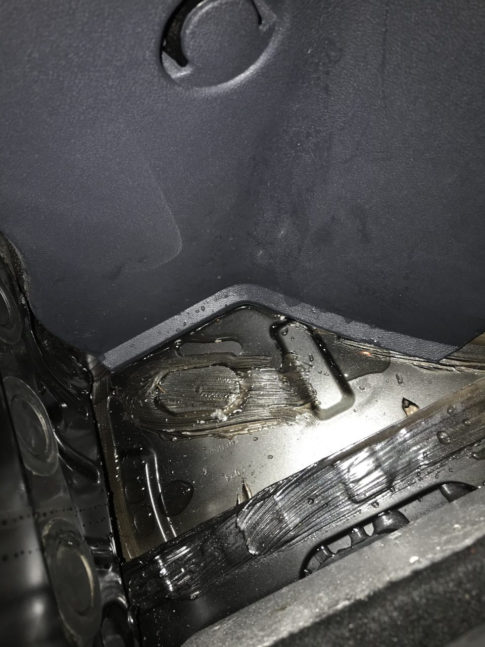 Сальник мкпп рено логан 1. Трещины около рейлингов рено дастер. Течь масла коробки renault duster. Renault duster в багажнике вода. Сальник коленвала рено дастер.