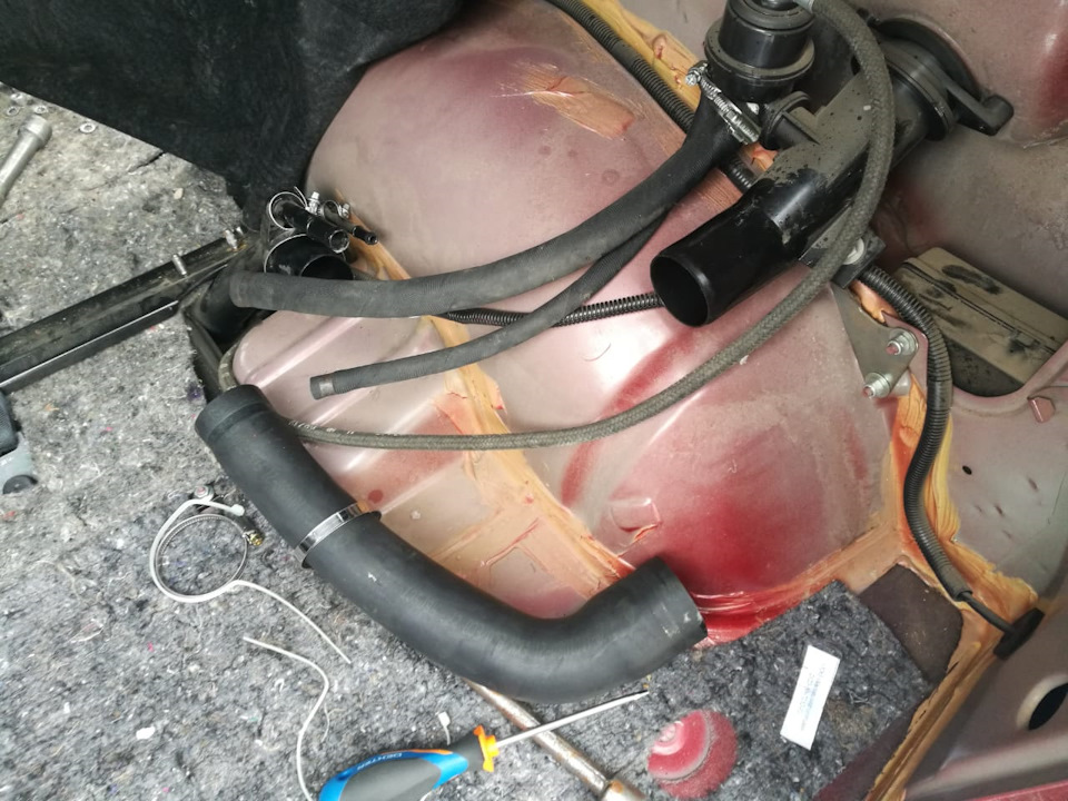 Как слить бензин с бака нива. Шнива бак топливный. Нива шевроле бак бензина. Горловина бака нива шевроле. Горловина бензобака нива шевроле.