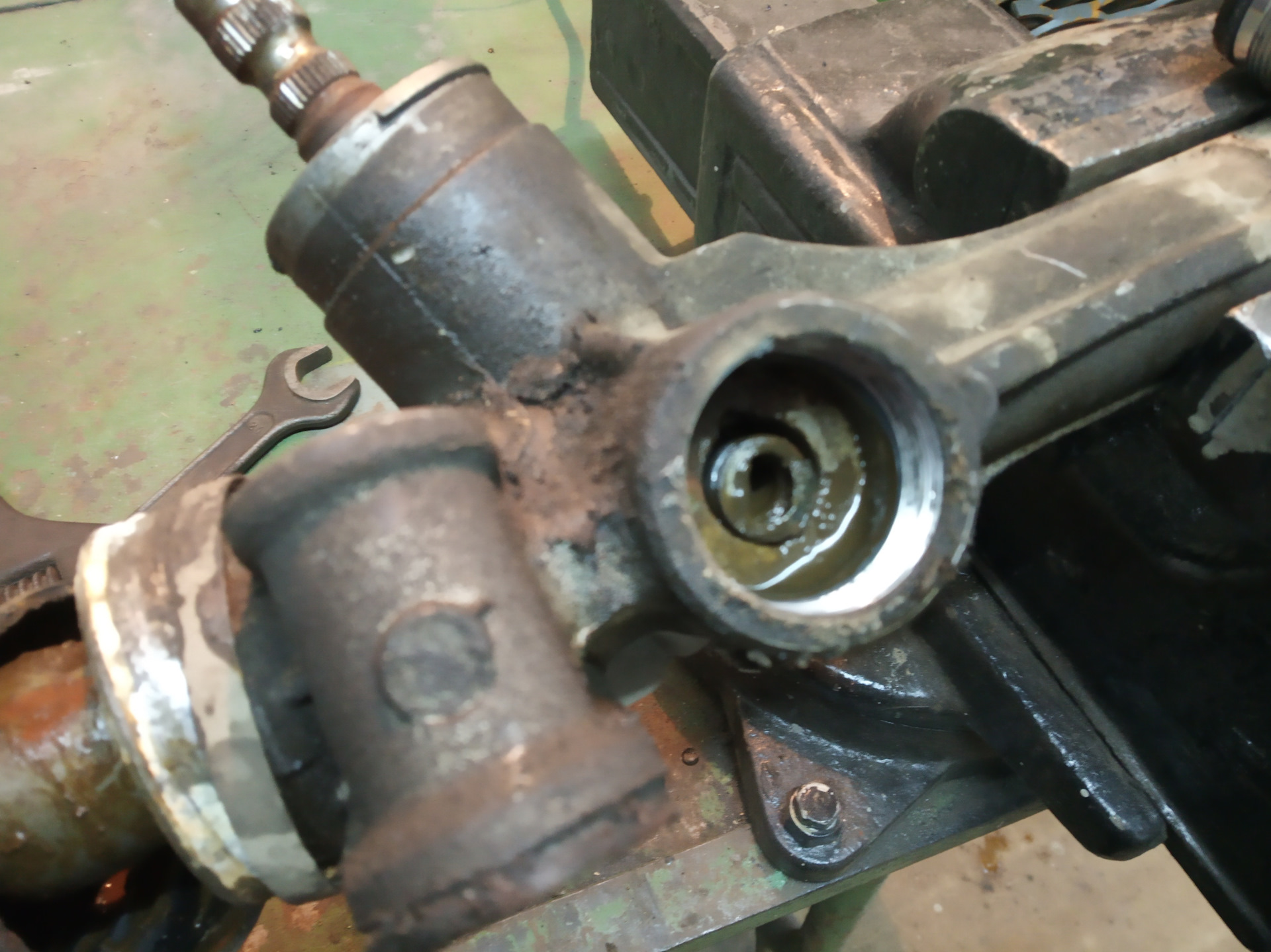 Тойота королла 150 регулировочная гайка на рулевой рейке. Рулевая рейка тойота премио комплектующие. Рулевая рейка тойота премио. Как подтянуть рулевую рейку тойота. Ключ для рулевой рейки тойота королла 120.