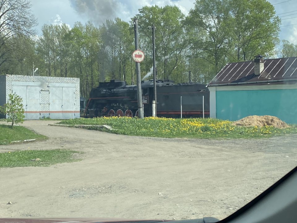 Хотели с ним сфоткаться, но он уже отправился (получается в 15.00 мск), только щёлкнул его из машины. — Mitsubishi Outlander (3G)