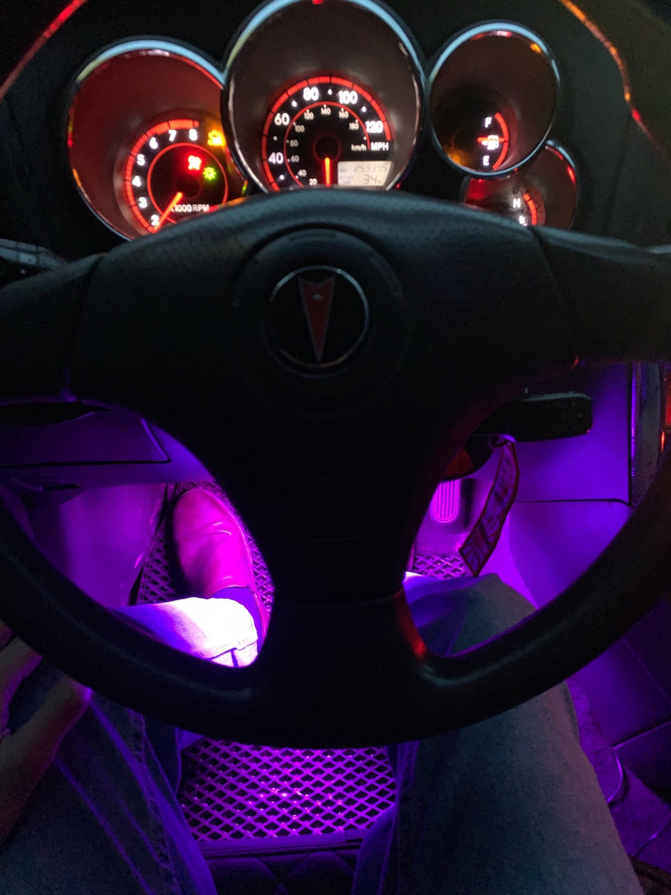 Подсветка пространства ног. — Pontiac Vibe (1G), 1,8 л, 2005 года ...