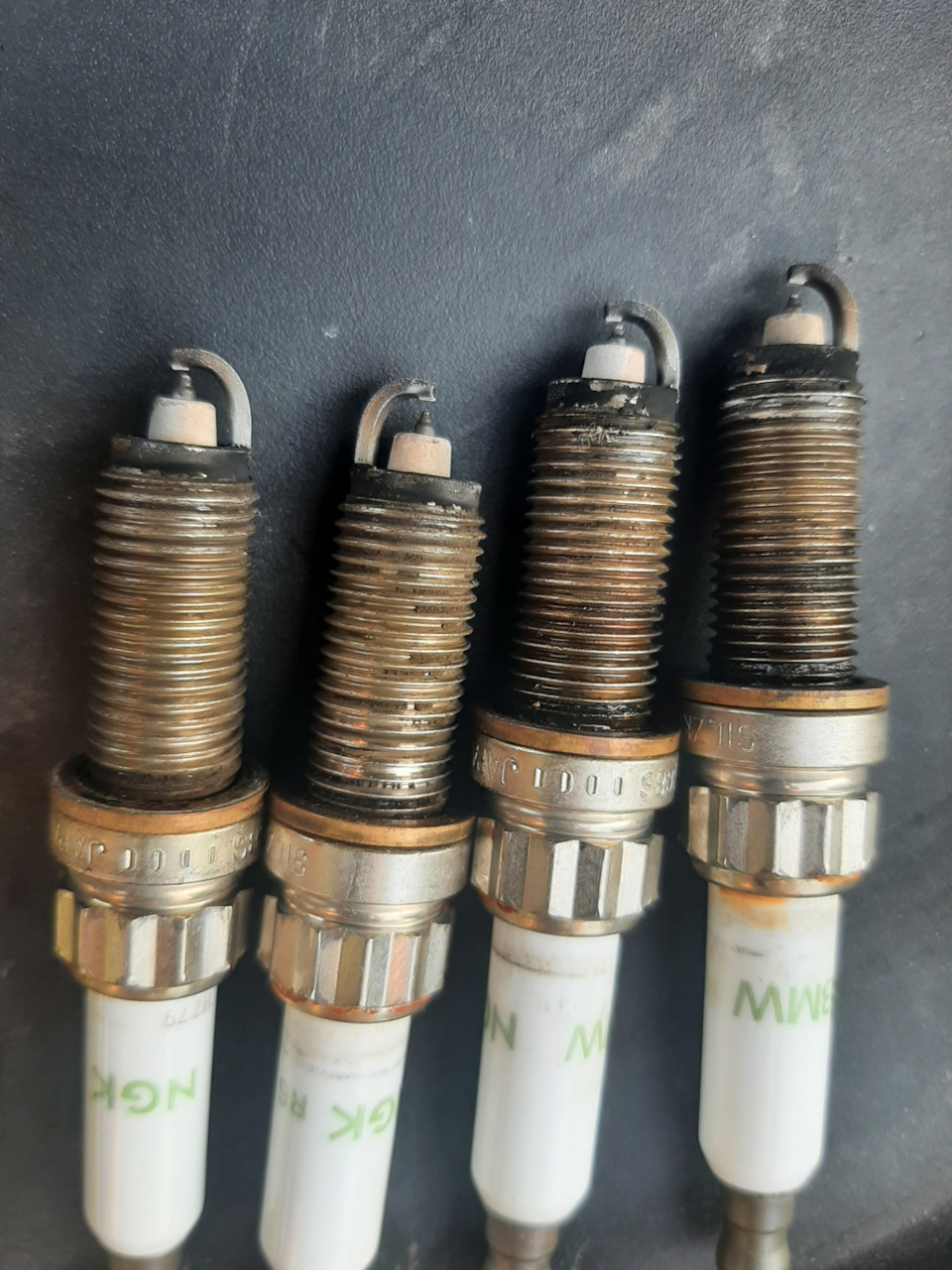 Как должны выглядеть свечи бош на бмв н52. Свеча зажигания вольво xc70. Свечи n20. Свечи зажигания n20b20. Свечи n20b20.