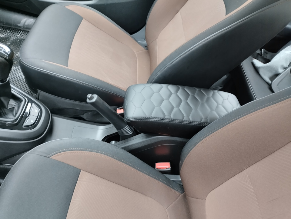 Подлокотник Sal-Man штатный, и немного глянца. — Lada Vesta, 1,6 л ...