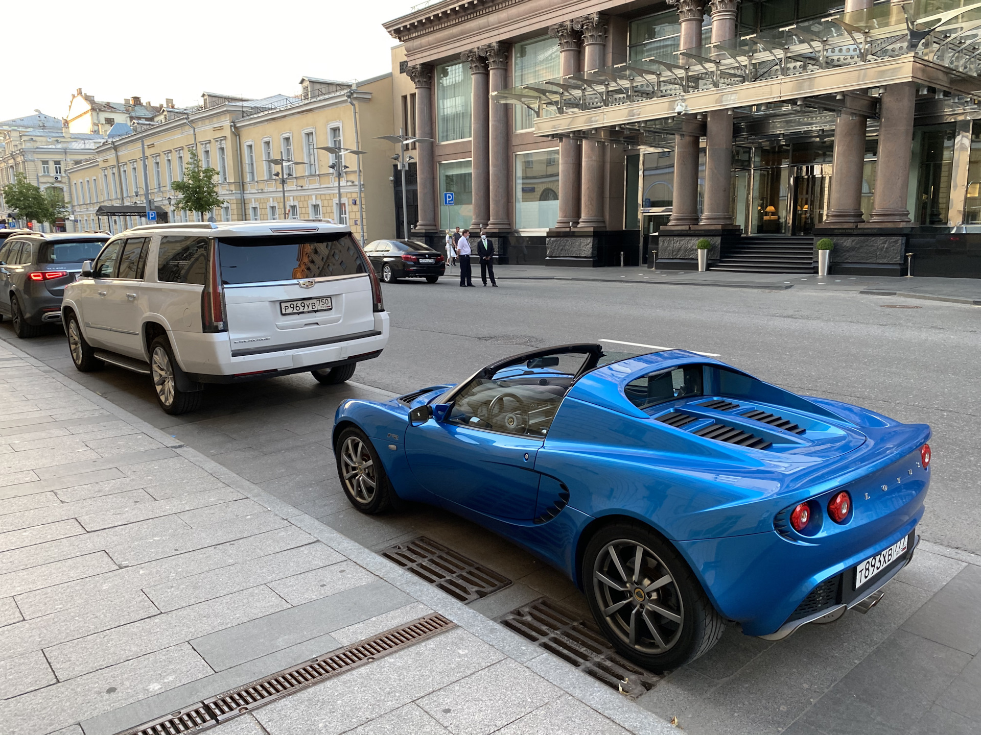 Другие авто. Lotus Elise рядом с машинами. Лотус рядом с человеком. Лотус авто по сравнению с другими машинами. Лотус по сравнению с остальными машинами.