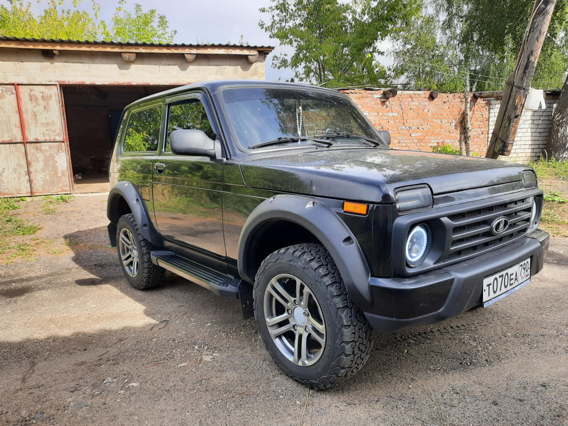 Нива в самаре. Lada 4x4 Urban 3d. Нива Блэк эдишн 2020. Нива 4х4 Блэк эдишн с порогами. Нива Блэк эдишн коричневая.