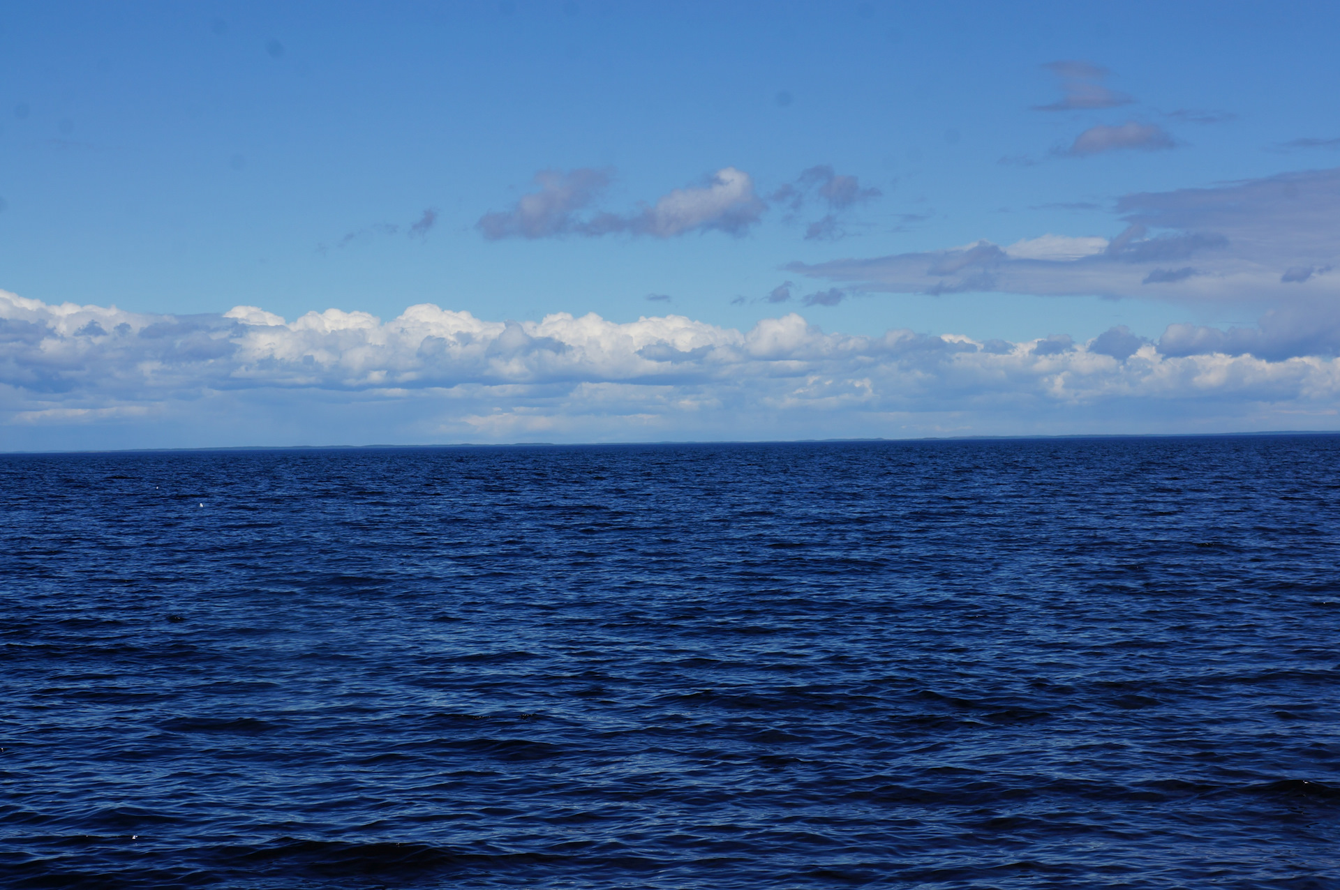 Фото просто вода. Морская гладь. Синее море. Море тихое и спокойное.