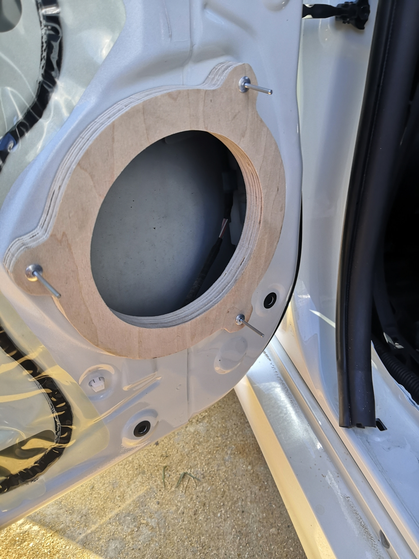 установка колонок двери. установка колонок двери. штатные динамики нива 21214. 16,5 динамики в передние двери приора. установка колонок двери.