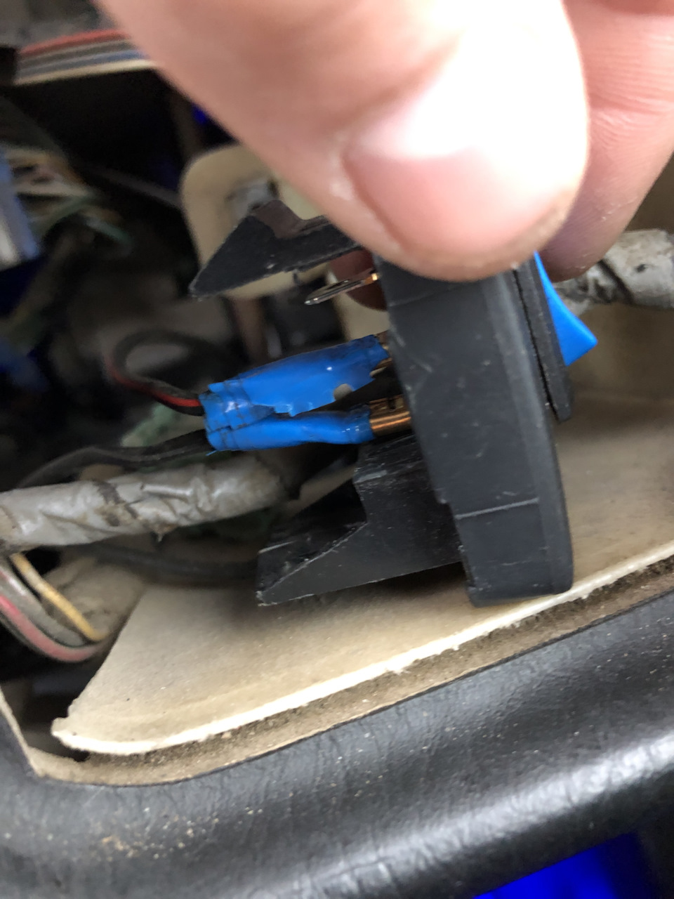 Установил диодную подсветку в ноги — DRIVE2