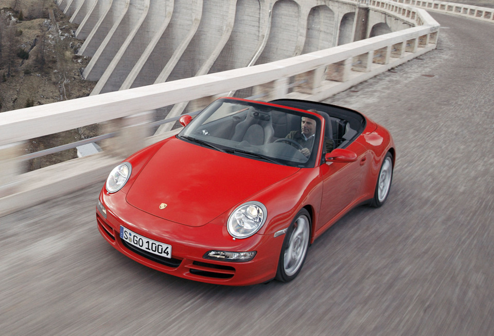 Porsche 911 Carrera Cabriolet красный