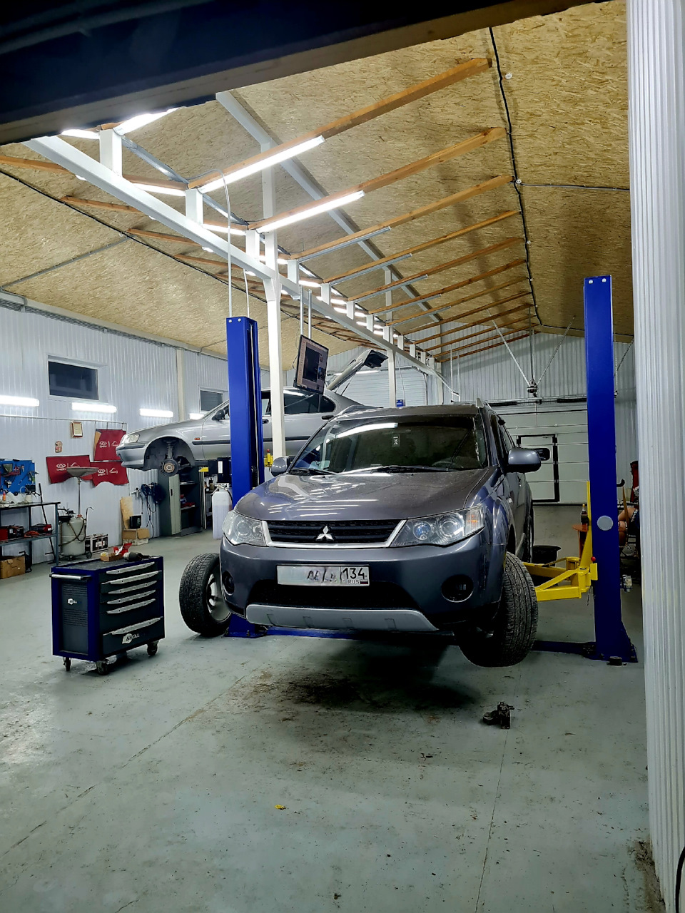 Потек амортизатор — Mitsubishi Outlander XL, 2,4 л, 2008 года ...