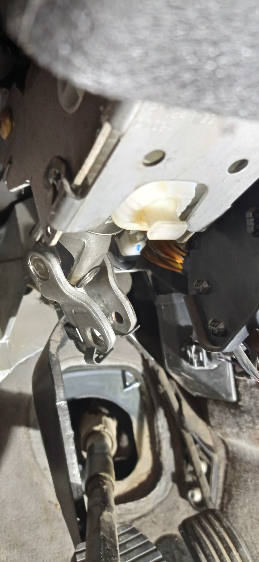 Замена карданчика рулевого вала — Peugeot 607, 2,2 л, 2002 года ...