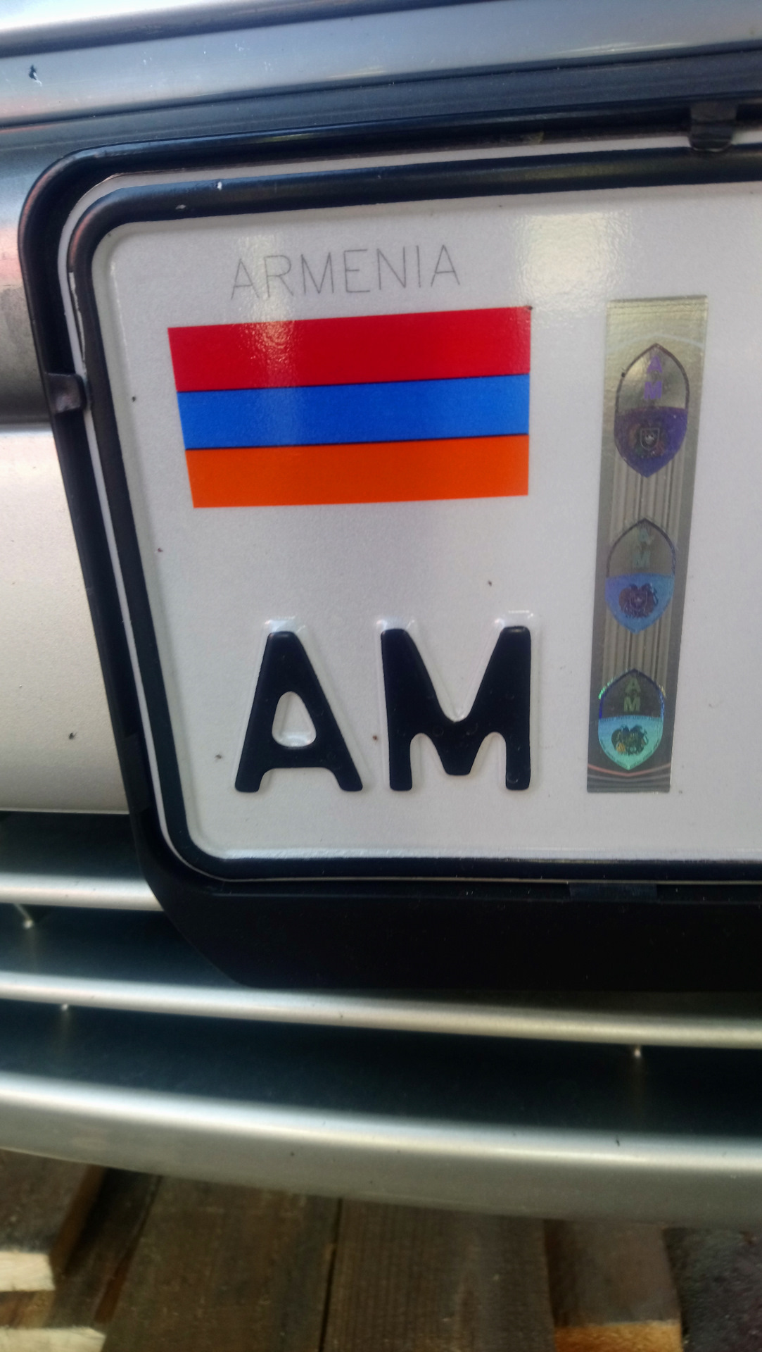 Учет армении авто. Армянский флаг на машине. Флажок Армении в машину. Учет Армения на номерах. Армянский учет автомобиля.