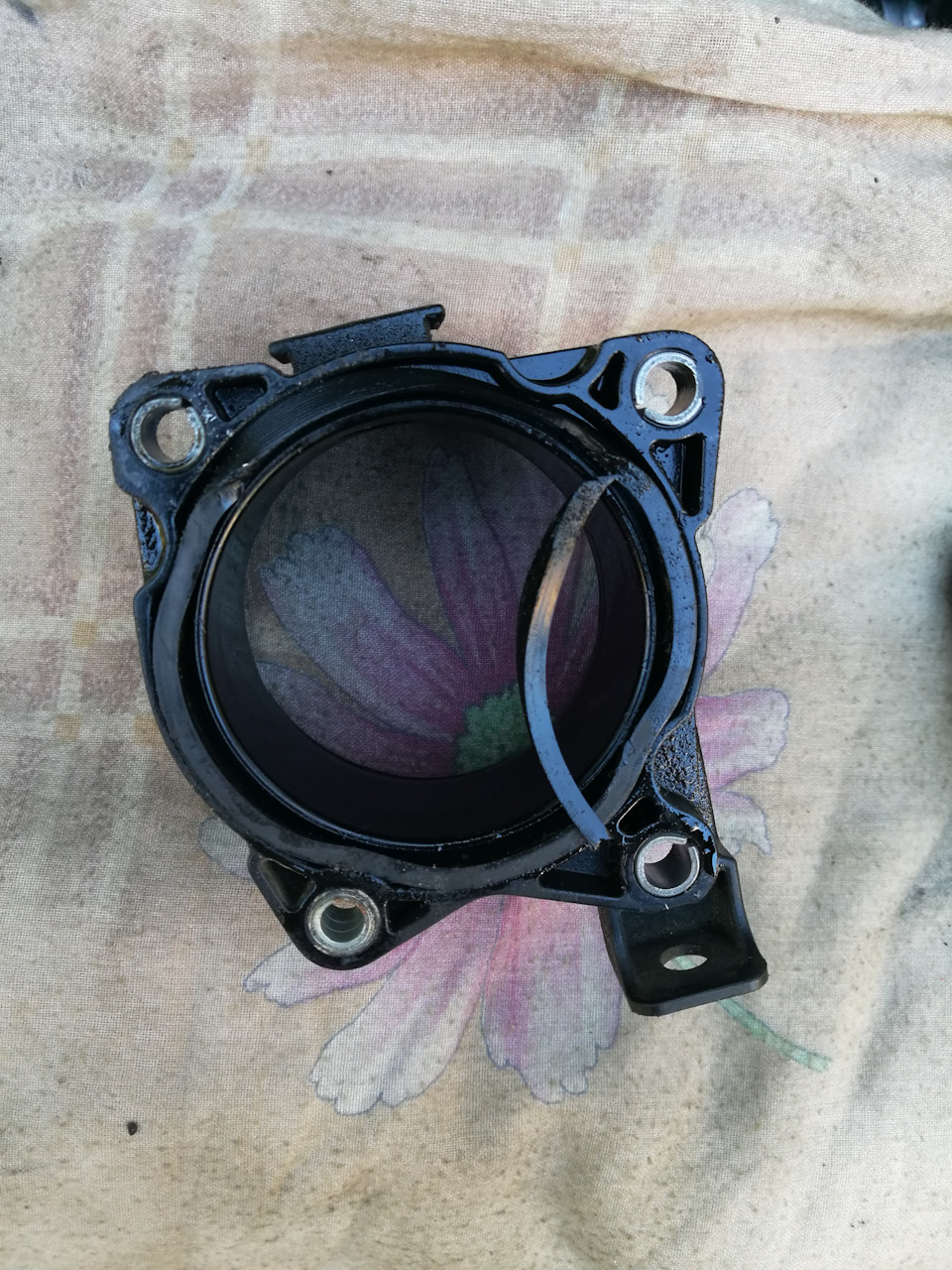 А вот и виновник масла на генераторе. На фото выше видно, что он как в пленке масляной. Я когда в прошлый раз ставил эту деталь, то видать порезал ее при установке о металлический кронштейн внутри. Установить эту деталь на впуске не так просто, и 4 болта надо прикручивать равномерно, иначе головка-торкс Е10 не налазит на левый верхний болтик. Но проблему вроде исправил, а прокладочку то новую закажу… — Jeep Grand Cherokee (WK)