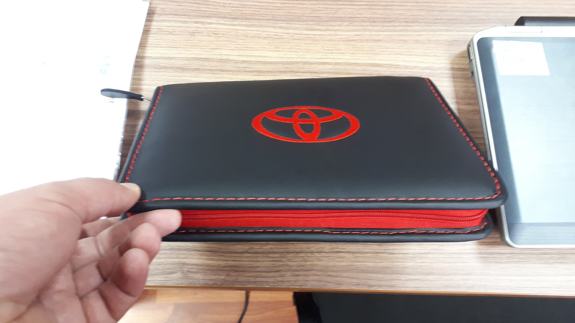 папка для автодокументов тойота. обложка для автодокументов с логотипом. папка для автодокументов в машину. папка для сервисной книжки тойота. папка для сервисной книжки volvo s60r.