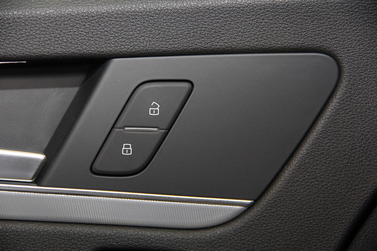 Кнопки памяти сидений. Audi q5 кнопка подогрев сидений. Ауди q7 кнопка ручки двери. Блок кнопок Audi q5 FY. Ауди ку 5 дверь бесключевой.